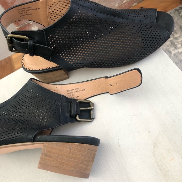 RESTRICTED … black sandals - Picture 14 of 16